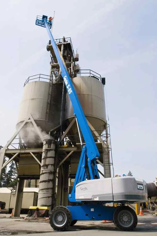 Blaue ausgefahrene Arbeitsbühne vor Kanistern.