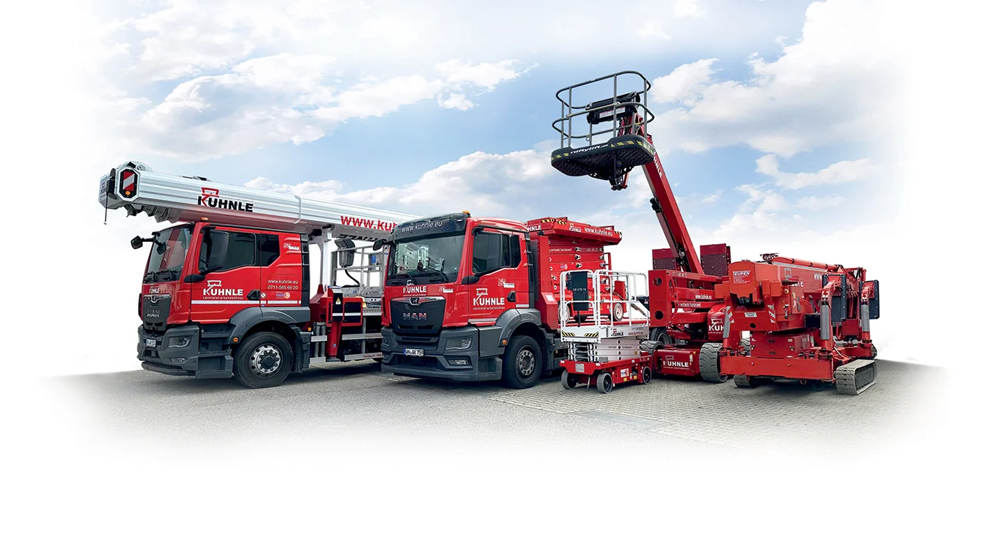 Drei rote Arbeitsbühnen nebeneinander geparkt, blauer Himmel mit Wolken im Hintergrund.