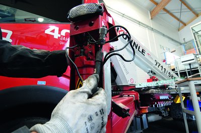 Person bedient Arbeitsbühne.