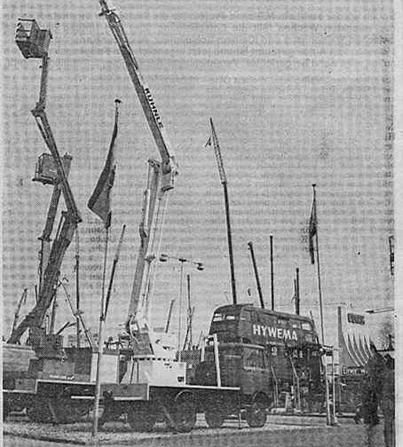 Historisches Schwarzweißfoto: Arbeitsbühnen, unten Text