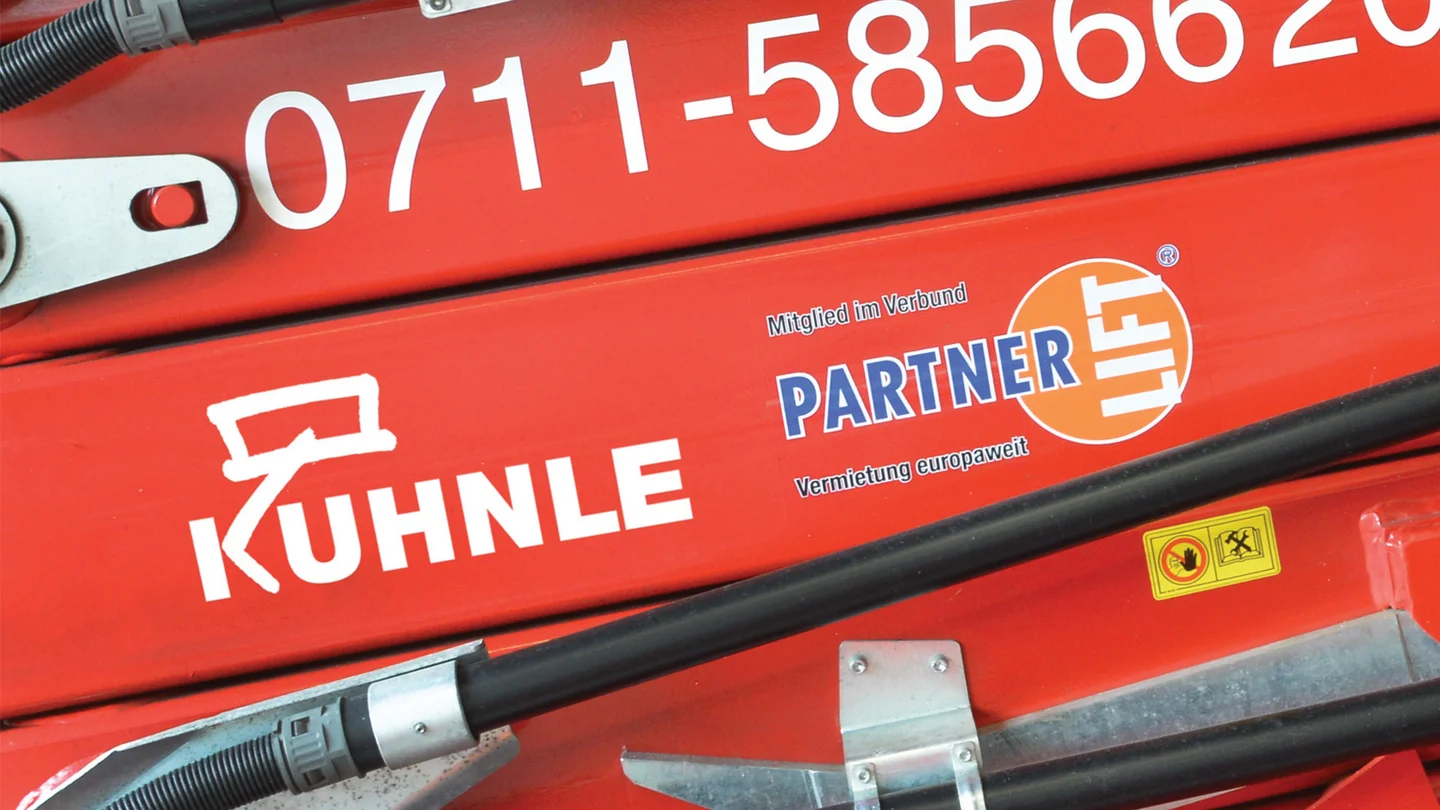 Kuhnle Logo und Telefonnummer sowie Partner Lift Logo auf Fahrzeug.