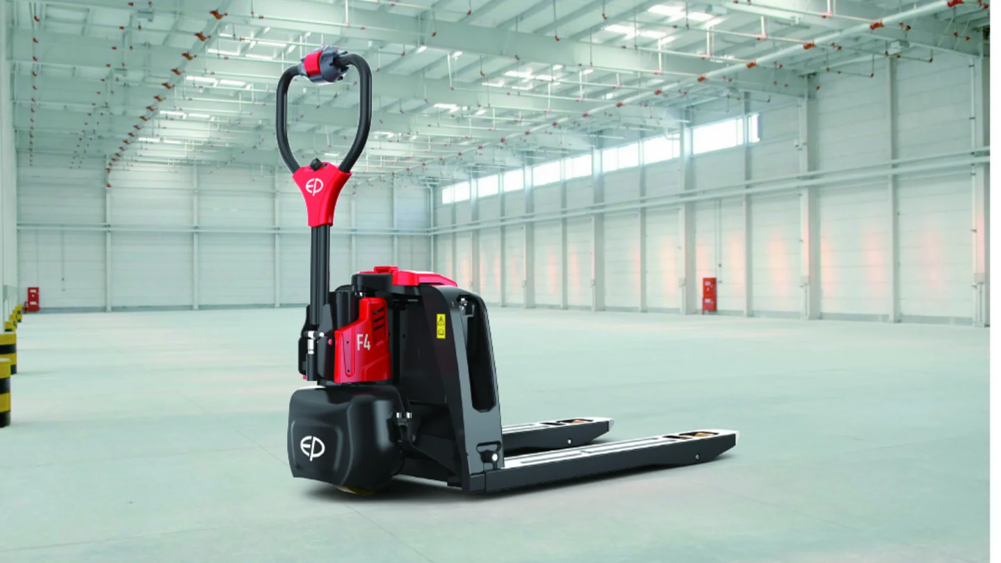 Roter Stapler in großer leerer Halle.