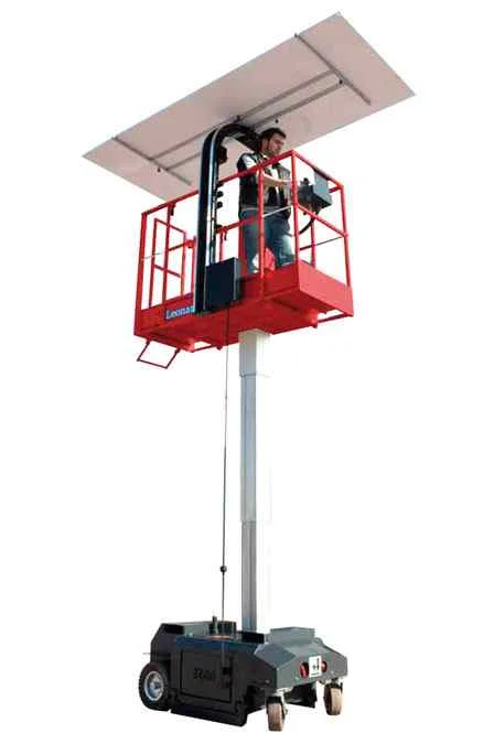 Arbeitsbühne auf weißem Hintergrund, Person darauf.