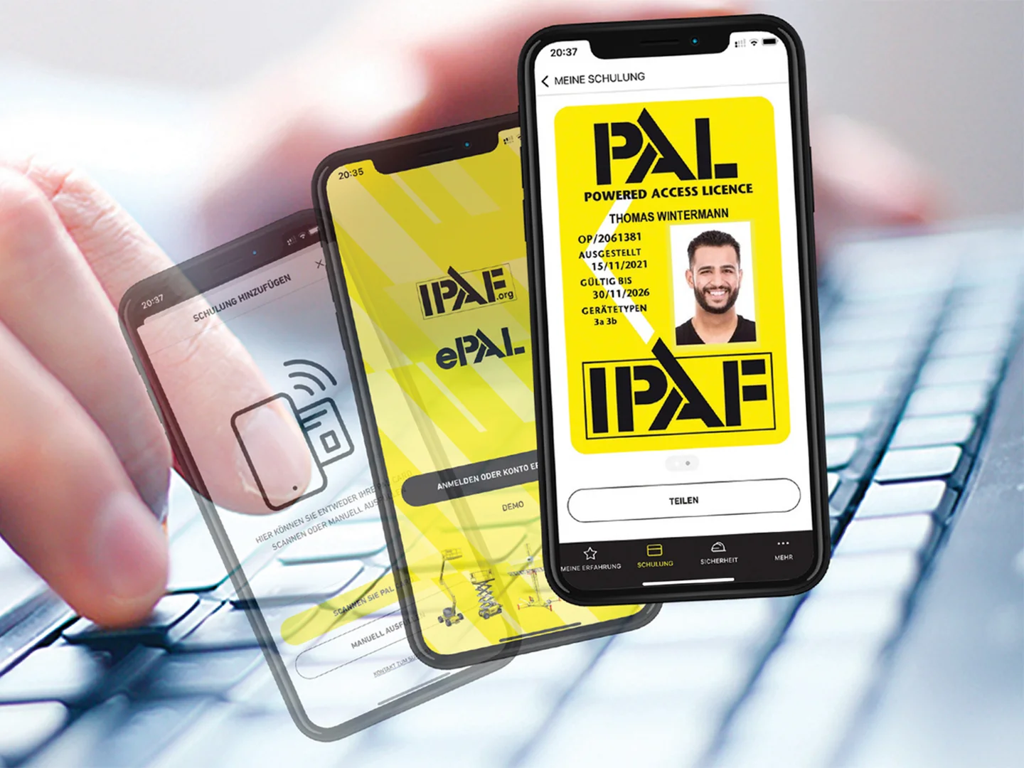 Hände tippen auf Tastatur, im Vordergrund drei Handys.